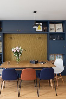 Син гардероб в хола