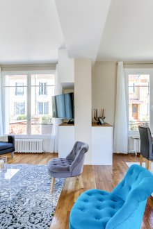 Синя стена в хола