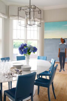 Сини столове в хола на трапезарията