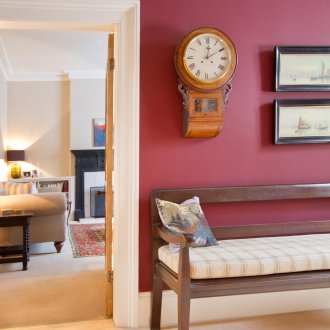 Колониален бордо интериор