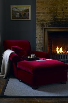 Бургундско кресло в интериора