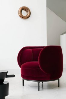 Кръгъл бордо стол в интериора