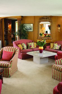 Бургундски мебели в интериора