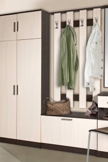 Малко правоъгълно огледало в светъл коридор