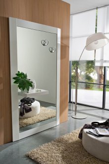 Огледало в сребърна рамка в коридора