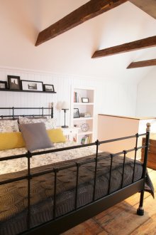 Таванска спалня с греди