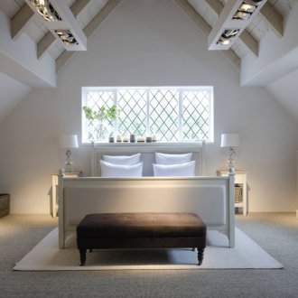 Спалня с бяло таванско помещение