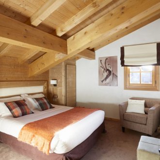 Масивна таванска спалня