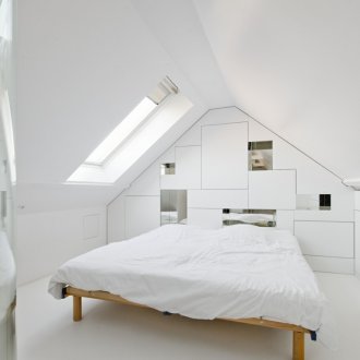 Минималистична таванска спалня