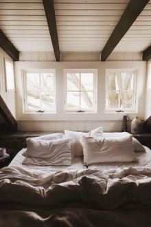 Таванска спалня с прозорец