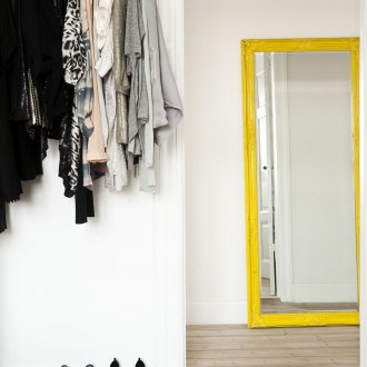 Правоъгълно огледало в жълтата рамка в коридора