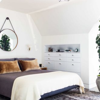 Таванска спалня с огледало