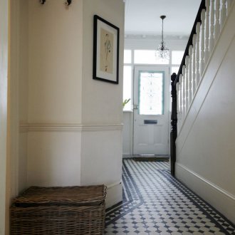 Входно антре в частна къща с черни и бели плочки