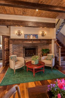 Входно антре в частна къща с камина