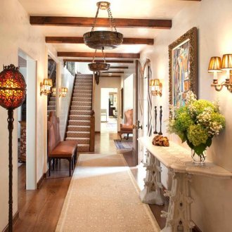 Входно антре в частна къща в колониален стил