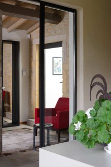 Входно антре в частна къща с фотьойл