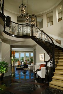 Входно антре в частна къща със стълби