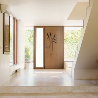 Входно антре в частна къща с панорамен прозорец