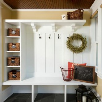 Входно антре в частна къща с рафтове