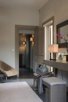 Коридорът в частна къща е сив