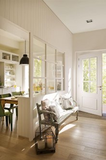 Антрето в частна къща е светло