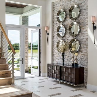 Входно антре в частна къща с огледала