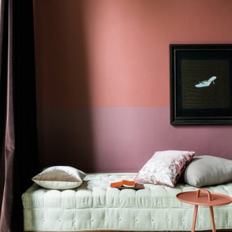 Черна картина на стената