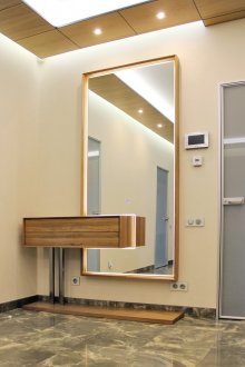 Красиво осветено огледало в коридора