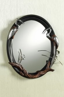 Красива огледална украса с фигури и дърво