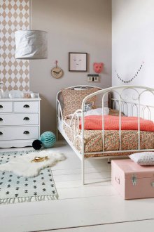 Легло от ковано желязо в детската стая