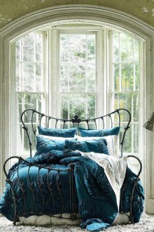 Художествено коване легло