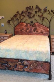 Легло от ковано желязо в кънтри стил