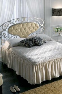 Легнало с кожено легло с меко облегалка за глава