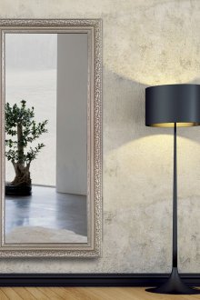 Огледало в шарена рамка в коридора