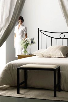 Легло от ковано желязо с една глава