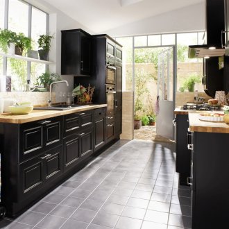 Черна кухня 14 кв. m