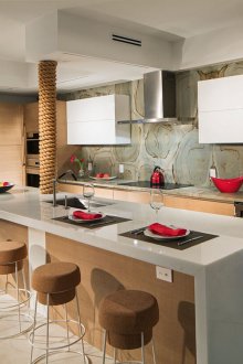 Кухня 14 кв. м с плот, изработен от изкуствен камък