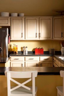 Кухня 14 кв. м. със слушалки около периметъра