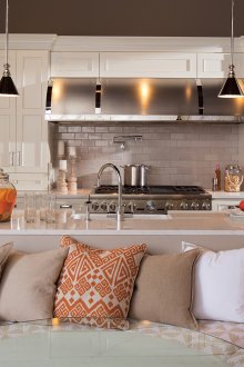 Кухня с бежов диван