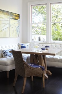 Кухня с бял диван