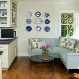 Кухня със син диван