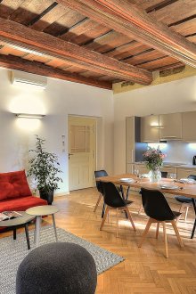 Кухня с червен диван