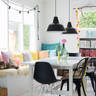 Кухня с диван под прозореца