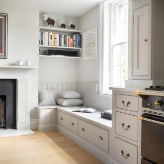 Кухня с диван и чекмеджета