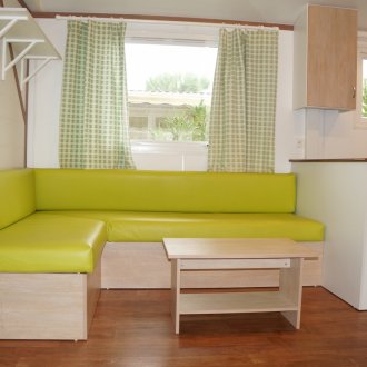 Кухня със зелен диван