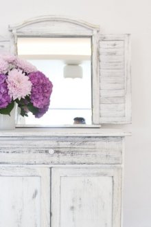 Антични мебели с огледало в коридора