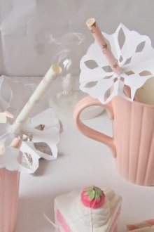Хартиени снежинки в декора на масата