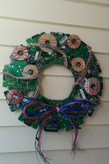 Коледен венец от компютърни части