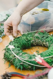 Изработка на коледен венец