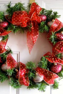 Коледен венец с червена панделка